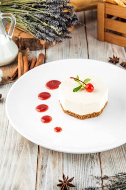 Çilekli cheesecake reçeli ve mascarpone