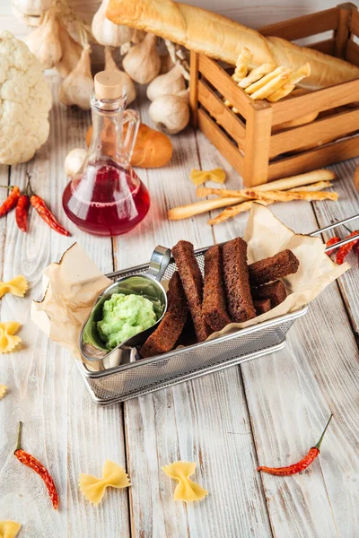 Beer appetizer croutons borodino bread with garlic — Stock Fotó