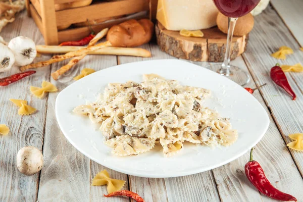 Farfalle pasta with mushrooms and creamy sauce — Zdjęcie stockowe