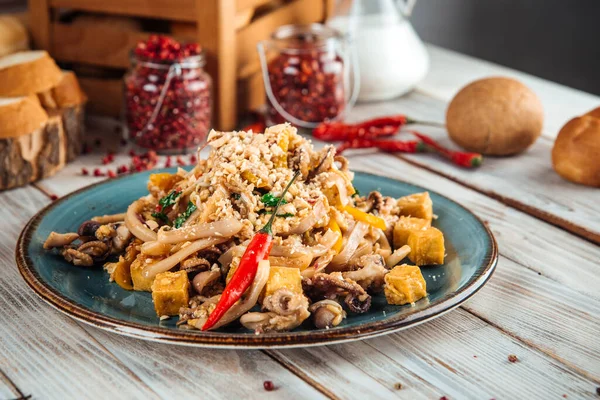 Asian pad thai noodle with seafood and tofu — Stock Photo, Image