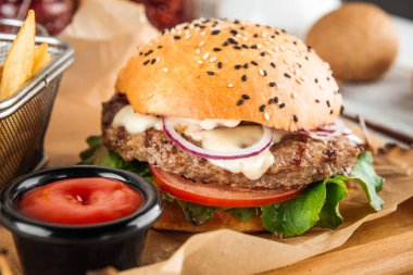 Kuzu pirzolası ve sebzeli lezzetli burger.