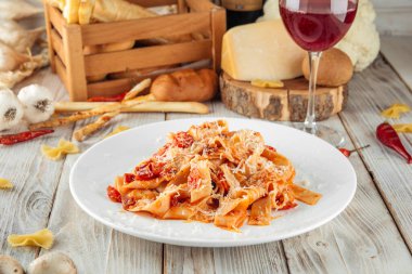 Papardelle makarnası kiraz ve güneşte kurutulmuş domates.