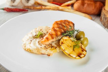 Gurme yemeği ızgara somon bifteği ve patates graten.