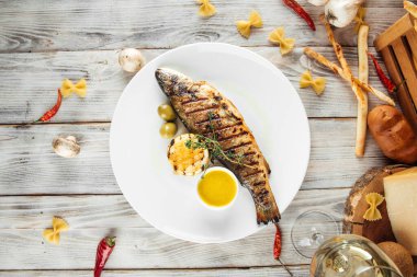 Limon soslu ızgara alabalık.