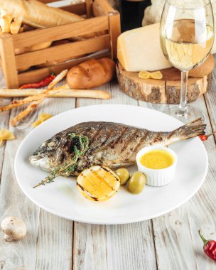 Limonlu soslu ızgara deniz kestanesi balığı.