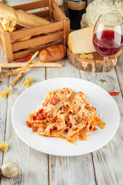 Papardelle pasta körsbär och soltorkade tomater — Stockfoto