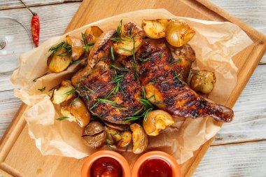 Tütün tavuğu ve taze patatesler.