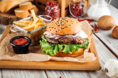 Kuzu pirzolası ve sebzeli lezzetli burger.