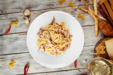 İtalyan spagetti carbonara makarna jambon ve parmesan.
