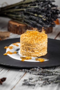 Kara tabakta süslü ballı pasta.