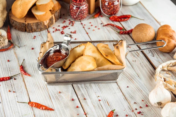 Snack előétel kis chebureks sült húsos piték — Stock Fotó