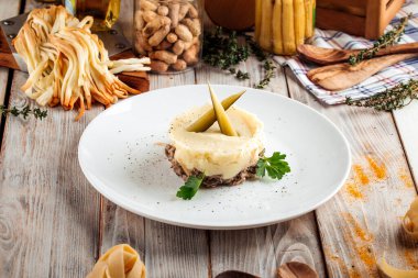 Patates püresi ve kremalı sos turşusu.