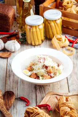 Tavuk salatalı gurme sezar salatası.