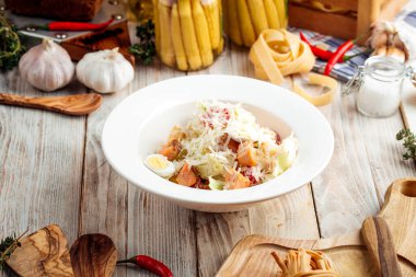 Tavuk salatalı gurme sezar salatası. 