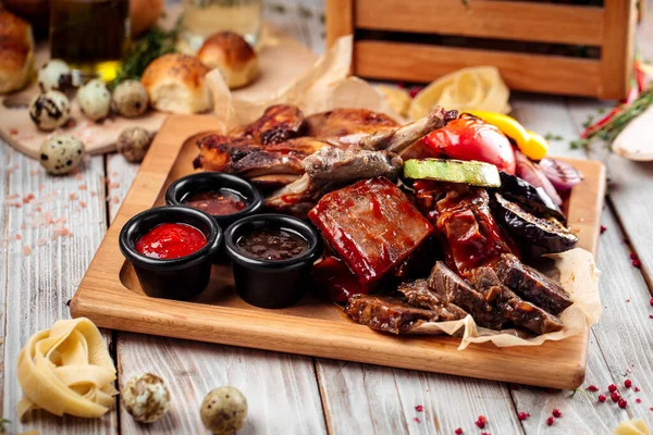 Big hot barbecue meat and vegetables plateau — Stock Photo, Image