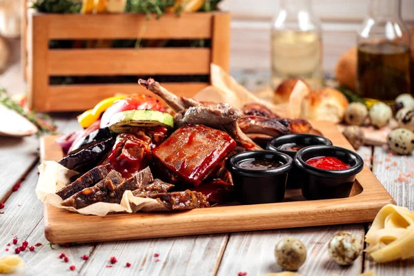 Nagy meleg barbecue hús és zöldség fennsík — Stock Fotó