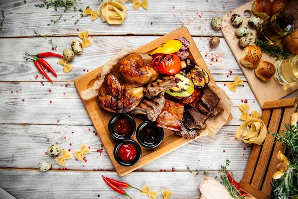 Büyük sıcak barbekü et ve sebze yaylası.