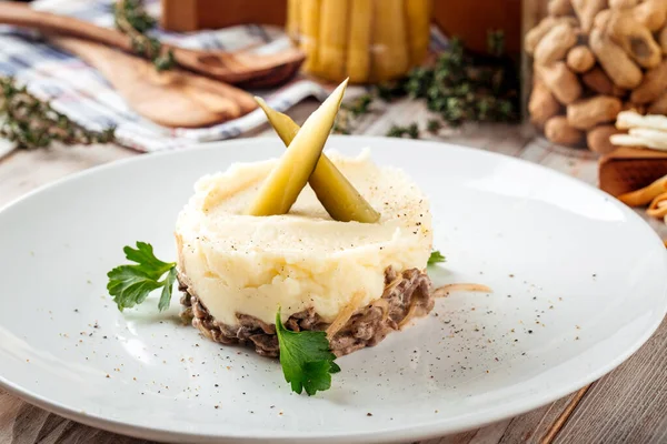 Kartoffelpüree mit Rindfleisch in cremiger Sauce — Stockfoto