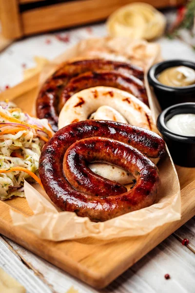 Embutidos a la parrilla con chucrut y salsas — Foto de Stock