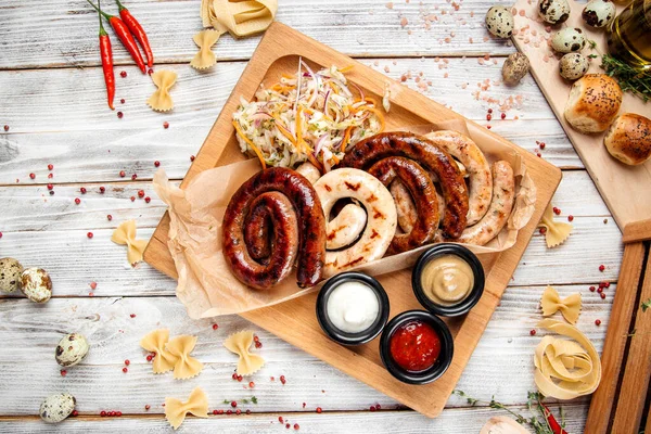 Embutidos a la parrilla con chucrut y salsas — Foto de Stock