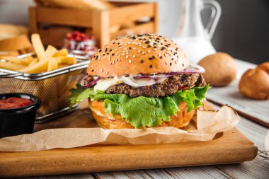 Kuzu pirzolası ve sebzeli lezzetli burger.