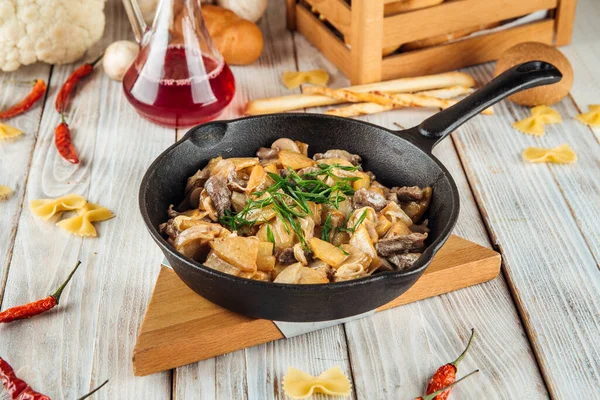 Rindfleisch gebraten cremige Sauce mit Kartoffeln Champignons — Stockfoto