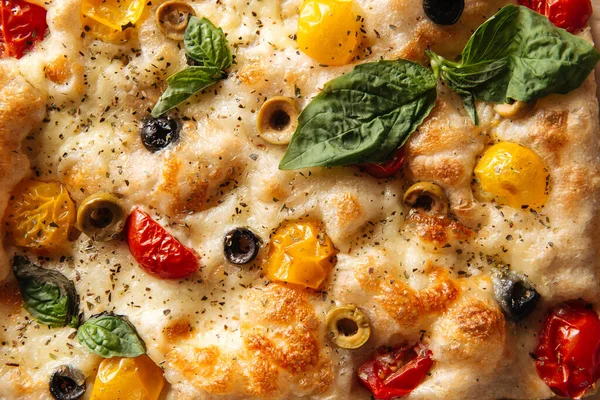 Closeup textura focaccia pão tomates azeitonas — Fotografia de Stock