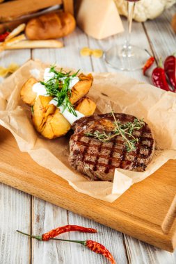 Fırında patatesli biftek ve ekşi krema.