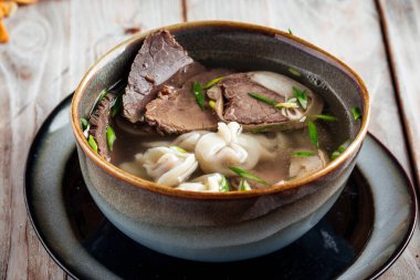 Kazak usulü çorba şerpası ve kazlı at eti. 