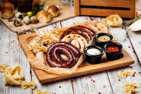 Embutidos a la parrilla con chucrut y salsas — Foto de Stock