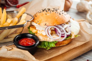 Hindi ananas ve yumuşak peynirli burger.