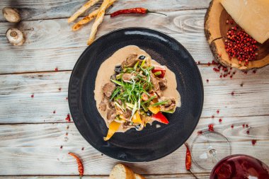 Kremalı soslu sebzeli kuzu fileto.