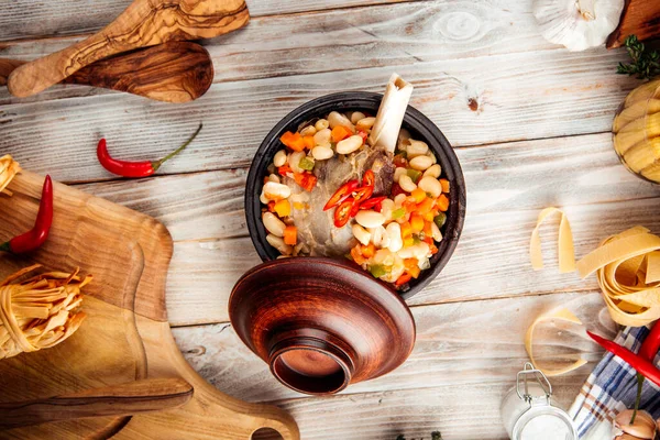 Stewed grönsaker med bönor och nötkött ben i potten — Stockfoto