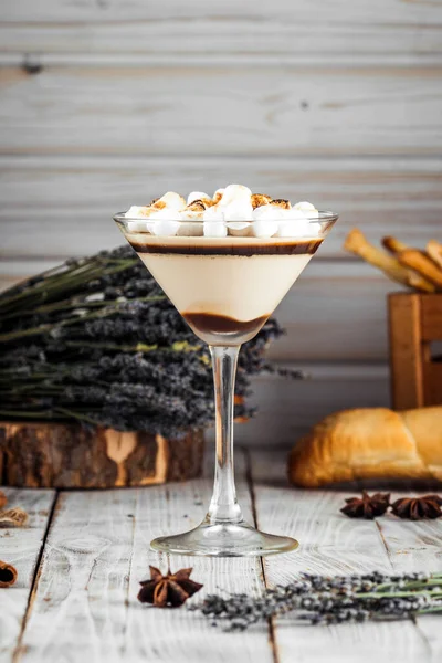 Creamy dessert with toasted marshmallows — Stock Photo, Image
