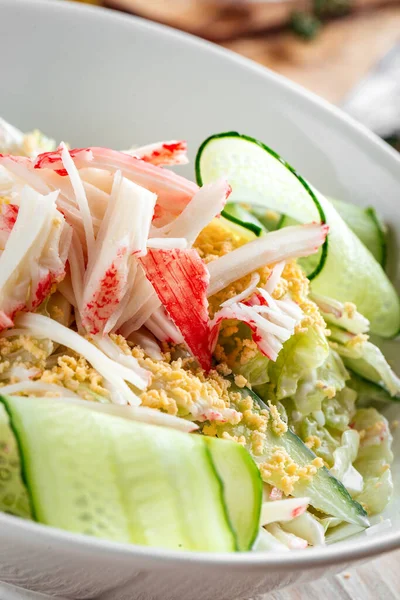 Ensalada con huevos molidos de pepino en rodajas y cangrejo — Foto de Stock