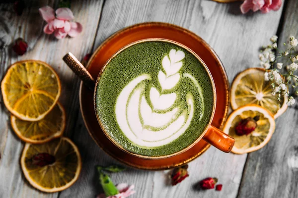 Seni latte teh hijau matcha yang dihias Asia — Stok Foto