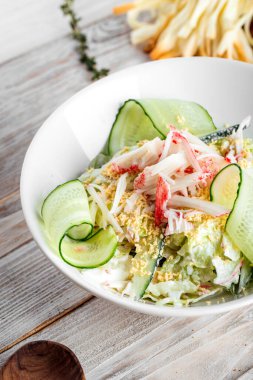 Dilimlenmiş salatalıklı yumurta ve yengeç.