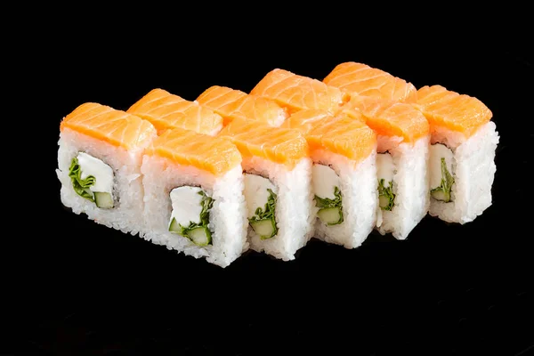 Svart isolerad filadelphia sushi rullar gurka — Stockfoto