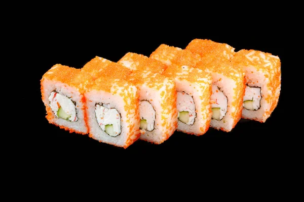 Vereinzelte kalifornische Sushi-Rollen mit Tobiko-Krabben — Stockfoto