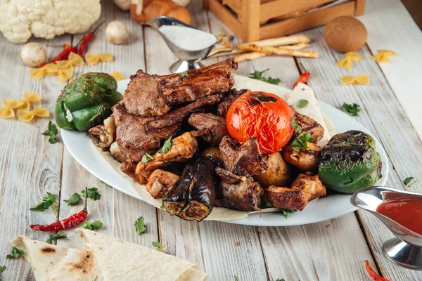 Parrilla grande barbacoa plato de carne y verduras — Foto de Stock