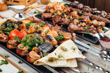 Kafkas şişleri Shashlyq seti