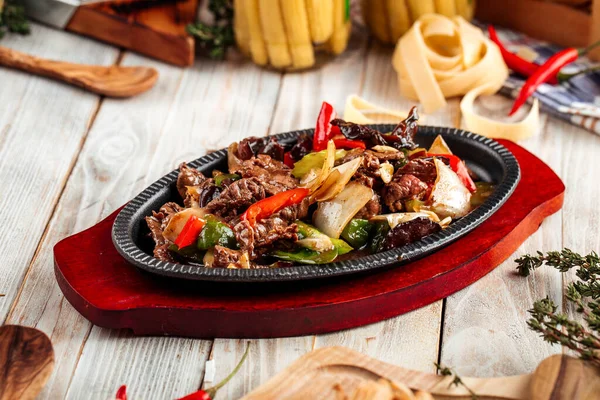 Carne de res en sartén de hierro fundido con verduras — Foto de Stock