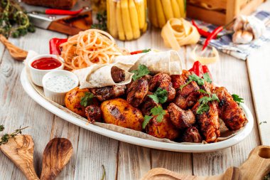 Büyük ızgara shashluq tabağı ve farklı et.