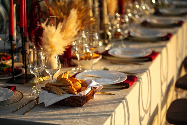 Luxus ünnepi felszolgált asztalitenisz étkezés — Stock Fotó