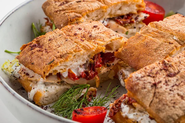 Изысканные праздничные сэндвичи с помидорами — стоковое фото