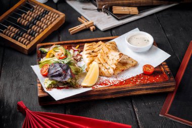 Limonlu ve soslu ızgara kalamar.