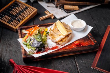 Izgara beyaz balık fileto limon yeşili ve sos.