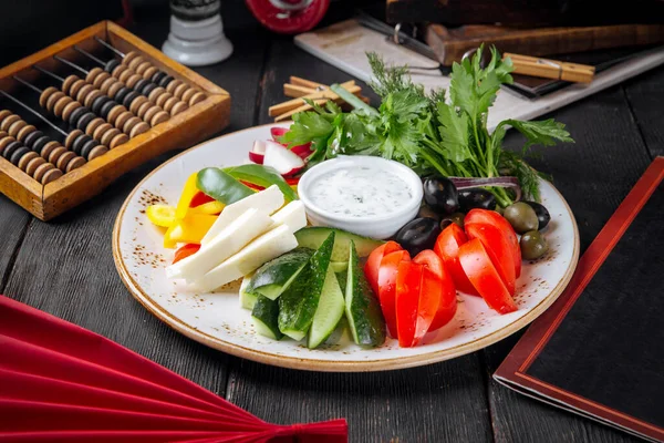 Свіжі овочі закуска тарілка з зеленню — стокове фото