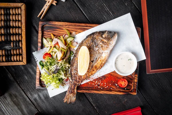 Grilled fish with salad lemon and sauce — Stock Photo, Image