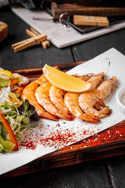 Camarones jugosos a la parrilla con verduras de limón y salsa — Foto de Stock